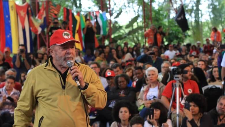 Lula discursa para multidão em evento político